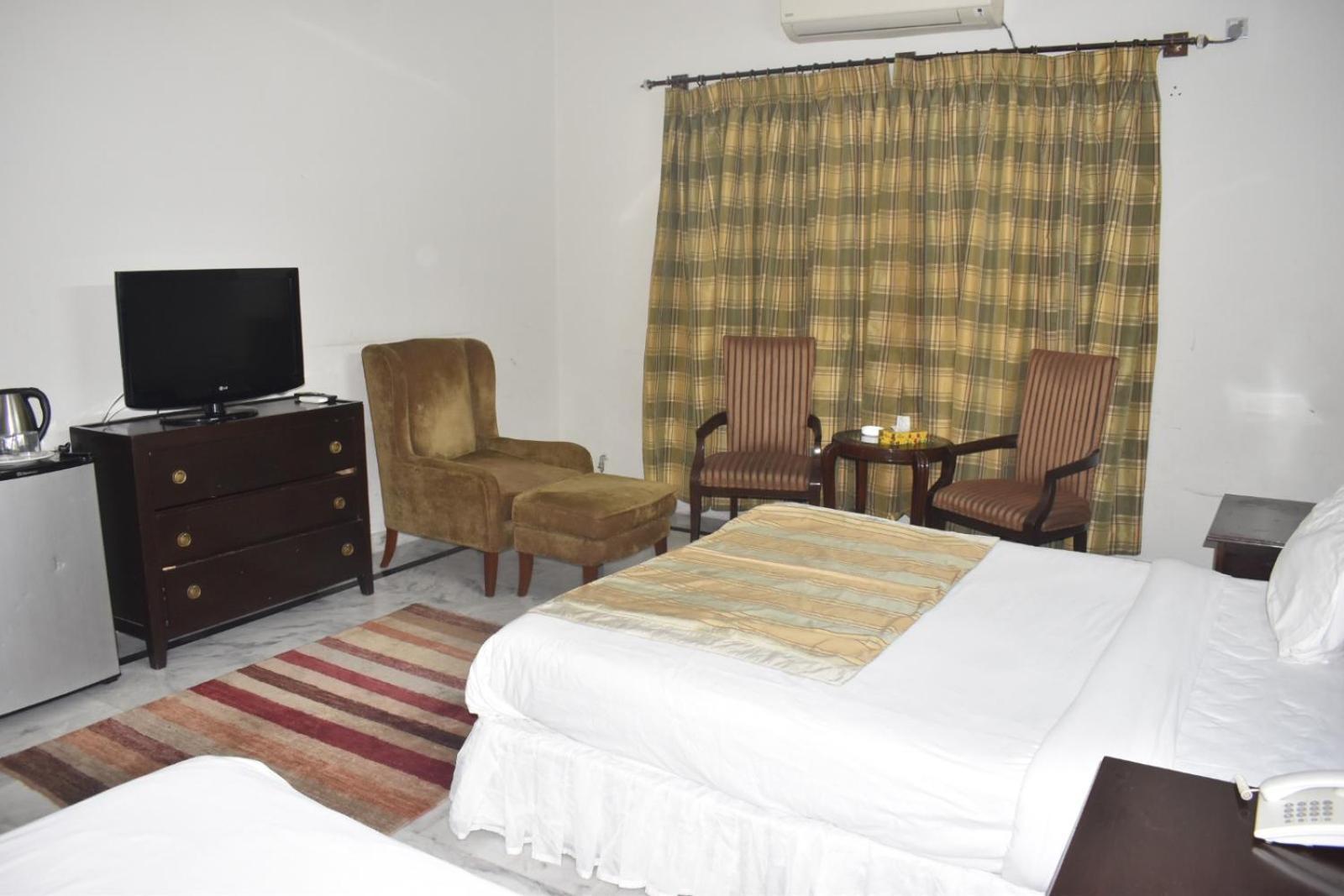Pyramid International Guest House Исламабад Экстерьер фото