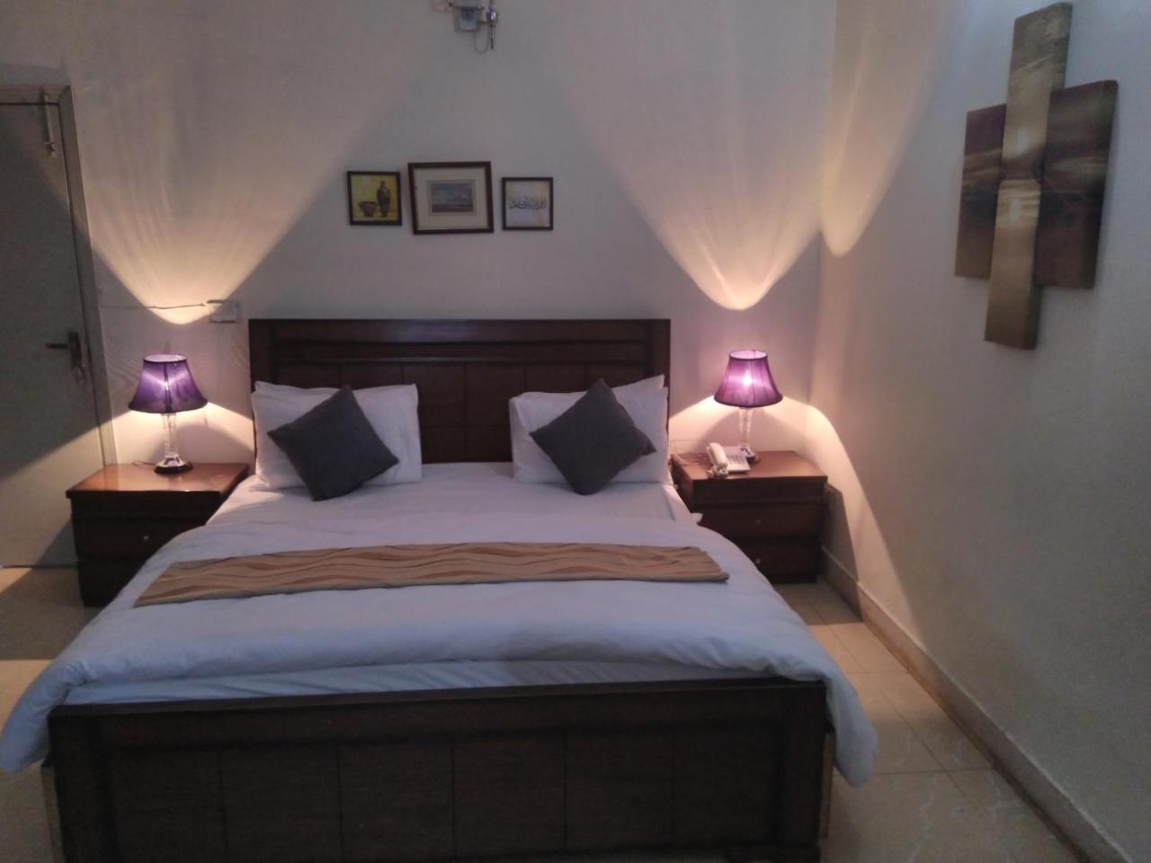 Pyramid International Guest House Исламабад Экстерьер фото